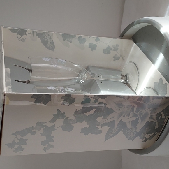 NIB Hydrangea Glass Champagne Flute Set White/Lavender Floral Print - Picture 5 of 6